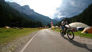 Ciclista en las Dolomitas (Alpes italianos)