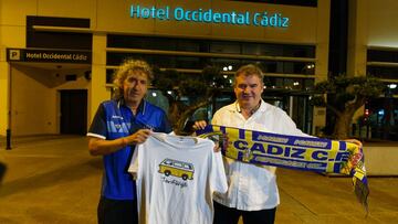 Mágico González con el presiente del Cádiz, Manuel Vizcaíno