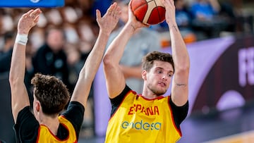Sergi Martínez, alero de la Selección, atrapa un rebote durante un entrenamiento en León.