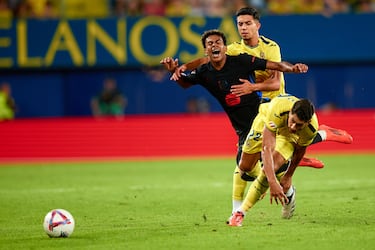 Lamine Yamal del FC Barcelona es abordado por Ayoze Pérez e Ilias Akhomach del Villarreal CF durante el partido de la jornada 6 en el Estadio de la Cerámica, el 22 de septiembre de 2024 en Villarreal. El encuentro acabó 1-5. 