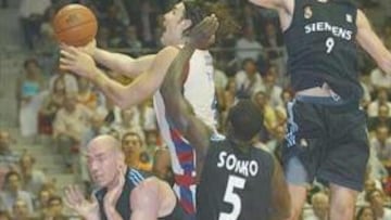 <B>ADIÓS A LA SEQUÍA</B>. El Real Madrid, gracias a un triple de Herreros, se ha proclamado campeón de la ACB cinco años después de la último título cosechado en el Palau Blaugrana.
