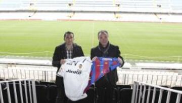 Valverde y JIM posan en la grada de Mestalla antes del derbi valenciano.