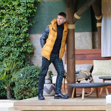 Sergio Ramos celebra su 40º cumpleaños convertido en un icono más allá del terreno de juego. El defensa sevillano, que ha marcado estilo durante dos décadas de carrera, acumula algunos de los looks más virales y comentados del panorama deportivo y mediático.