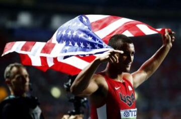 El atleta estadounidense Ashton Eaton celebra su victoria en el decathlón de los Mundiales de Atletismo Moscú 2013 que se celebran en el Estadio Olímpico Luzhnikí de la capital rusa.