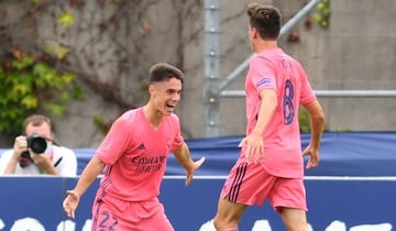 Arribas y Dotor, dos de los futbolistas clave en el Castilla y para Raúl, celebran un gol en la última Youth League.