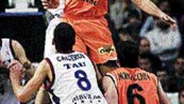 <b>ESTÉRIL.</B> El Pamesa dominó en el aire. Cogió más rebotes, pero perdió.