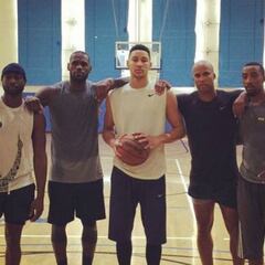 Ben Simmons entrena con la mejor compañía posible