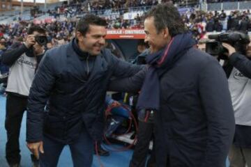 Luis Enrique y Cosmin Contra se saludan. 