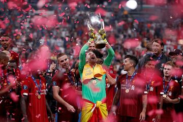 El Liverpool campeón de la Supercopa de Europa. Adrián con el trofeo.