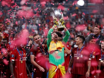 El Liverpool campeón de la Supercopa de Europa. Adrián con el trofeo.