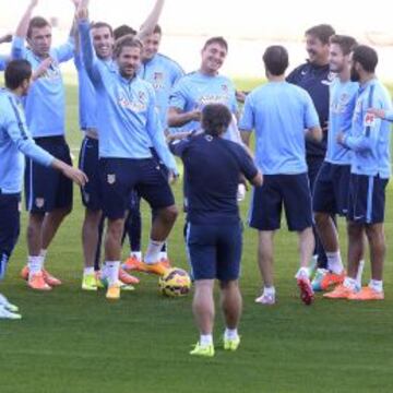 SESIÓN EN EL CALDERÓN. Los jugadores rojiblancos prepararon el entrenamiento de ayer en el Calderón a puerta cerrada,