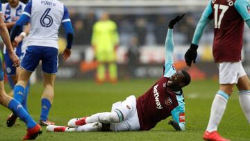 Soccer Football - FA Cup Fourth Round - Wigan Athletic vs West Ham United - DW Stadium, Wigan, Britain - January 27, 2018 West Ham United's Pedro Obiang reacts after sustaining an injury and before being stretchered off Action Images via Reu
