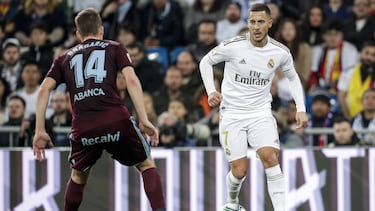Eden Hazard se dispone a encarar a Bradaric en una jugada del partido del pasado domingo ante el Celta en el Bernabéu.