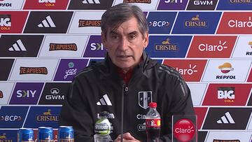 El técnico de Perú analiza el juego contra Colombia en Barranquilla.