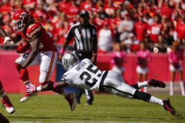 Jamaal Charles (25) jugador de los Kansas City Chiefs y D.J. Hayden (25) de los Oakland Raiders.