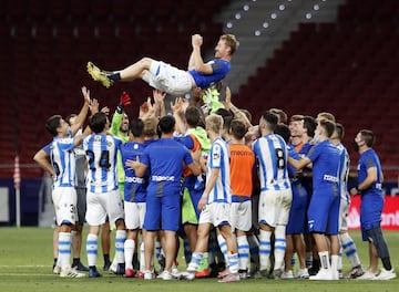 El francés no seguirá en las filas de la Real Sociedad y sus compañeros le mantearon.