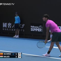 Alcaraz pasa a segunda ronda por retirada de Balazs