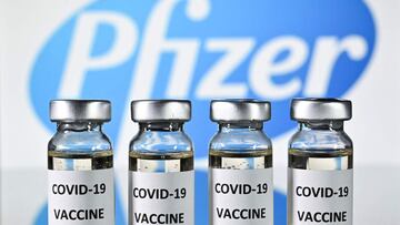 (ARCHIVOS) Esta fotografía de archivo muestra frascos con adhesivos de la vacuna Covid-19 adjuntos, con el logotipo de la compañía farmacéutica estadounidense Pfizer, el 17 de noviembre de 2020.