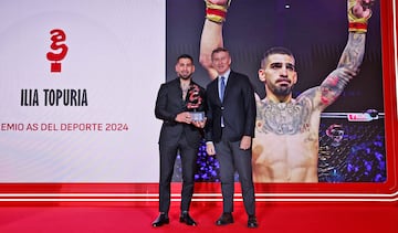 Premio As del Deporte 2024 a Ilia Topuria. Alberto Núñez Feijóo, presidente del Partido Popular, entrega el trofeo al campeón mundial de peso pluma de UFC.