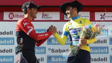 Alejandro Valverde y Alberto Contador se saludan en el podio de la edici&oacute;n de 2017 de la Vuelta al Pa&iacute;s Vasco.