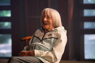 Agnes Keleti vivió 103 años como una leyenda del deporte y símbolo de resiliencia. Nacida en 1921 en Budapest, sobrevivió al Holocausto y retomó su carrera como gimnasta tras la guerra. En los Juegos Olímpicos de Helsinki 1952 y Melbourne 1956 ganó un total de 10 medallas, incluidas cinco de oro, convirtiéndose en una de las atletas más laureadas de la historia.

Tras emigrar a Israel, se dedicó a la enseñanza y promoción del deporte. Celebró su centenario en 2021 con lucidez y humor, afirmando que “la vida es hermosa”. Su historia es un testimonio de fuerza, talento y longevidad que sigue inspirando al mundo.