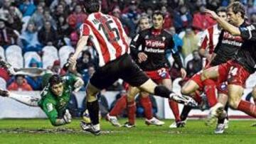 <b>EL SEGUNDO DE LA TARDE. </b>Iraola, que con Caparrós se suma a córners y faltas al área, empujó a la red un pase de cabeza de Vélez.