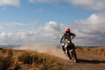 Quinta etapa, San Salvador de Jujuy-Uyuni. La española Laia Sanz con KTM.
