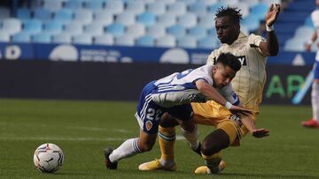 Bermejo cae al suelo ante Dimata.