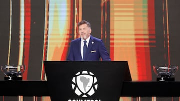 AMDEP3620. LUQUE (PARAGUAY), 17/03/2025.- El presidente de la Confederación Sudamericana de Fútbol (Conmebol), Alejandro Domínguez, habla este lunes, previo al sorteo de la fase de grupos de la Copa Libertadores 2025, en Luque (Paraguay). EFE/ Juan Pablo Pino