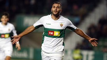 Yacine Qasmi celebra uno de sus goles con el Elche.