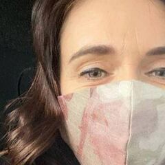 La primera ministra de Nueva Zelanda enseña a hacer una mascarilla casera