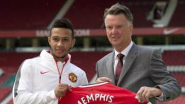 Van Gaal, durante la presentaci&oacute;n de Depay.