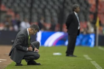 Juan Carlos Osorio toma apuntes en el área técnica.
