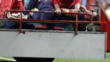 <b>EL ÚLTIMO EN CAER. </b>Puyol sufrió una luxación de codo el pasado martes en Da Luz, cuando el Barcelona venció 0-2 al Benfica en Lisboa.