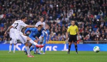 2-0. Di María anota el segundo gol de penalti.