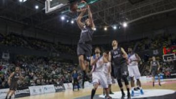 Roger Grimau machaca ante el Panionios.