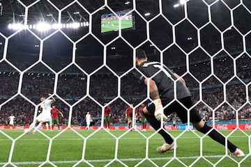 1-1. Karim Benzema marca de penalti el primer gol de la selección de Francia.