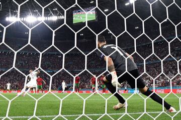 1-1. Karim Benzema marca de penalti el primer gol de la selecci¨®n de Francia.