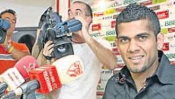 <b>EXPLOTA. </b>Dani Alves no jugará el primer partido de la temporada. El brasileño no atraviesa un buen momento y ayer explotó en su comparecencia ante los medios.