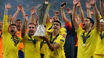 Gerard Moreno levanta la copa de la UEFA Europa League tras ganar la final ante el Manchester United