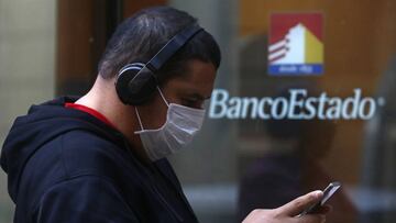 Santiago , 3 de Abril de 2020  Largas filas se registran el BancoEstado ubicado en el Paseo Bandera debido a una cada del sistema. en la foto clientes del banco esperan para realizar sus tramites.  Javier Salvo/ Aton Chile