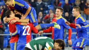 GK117 FCB BASILEA (SUIZA), 22/11/2012.- Los jugadores del Basilea celebran el 3-0 ante el Sporting Lisboa hoy, jueves 22 de noviembre de 2012, durante el partido correspondiente a la fase de clasificación de la Liga Europa disputado en el estadio St. Jakob Park de Basilea, Suiza. EFE/WALTER BIERI