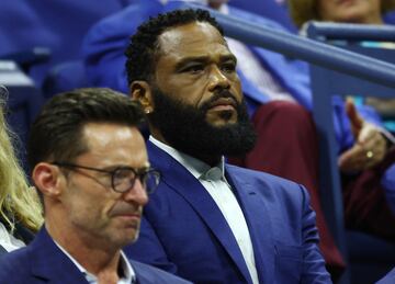 El actor Anthony Anderson y Hugh Jackman en las gradas.