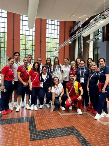 La Princesa de Asturias y la Infanta Sofía, en la Villa Olímpica de París, saludan a voluntarios, trabajadores y deportistas del Equipo Olímpico Español de los Juegos de París 2024.