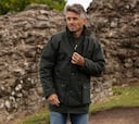 No es de Barbour, pero es igual de elegante y resistente: la chaqueta encerada que no puede faltar en tu armario