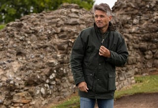 No es de Barbour, pero es igual de elegante y resistente: esta es la chaqueta encerada que no puede faltar en tu armario