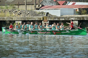 El Bilbao Basket suele subirse a una trainera por estas fechas para concienciarse de lo que es remar todos a una. Los pupilos de Ponsarnau embarcaron en la Tomatera, el bote de Deusto. Antes el técnico mostró un vídeo en el que se veía cómo un grupo de bilbaínos salvaba esta semana a un hombre que quedó atrapado bajo un autobús.