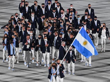 La abanderada argentina Cecilia Carranza Saroli y el abanderado argentino Santiago Raúl Lange encabezan la delegación durante la ceremonia inaugural de los Juegos Olímpicos Tokio 2020