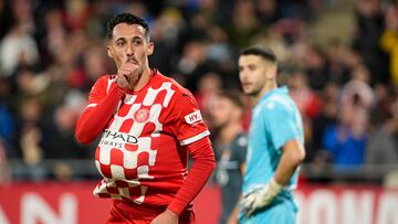 GIRONA, 23/11/2024.- El delantero macedonio del Girona, Bojan Miovski, celebra el tercer gol de su equipo durante el encuentro correspondiente a la jornada 14 de Laliga EA Sports que disputan hoy sábado Girona y Espanyol en el estadio de Montilivi, en Girona. EFE / David Borrat.