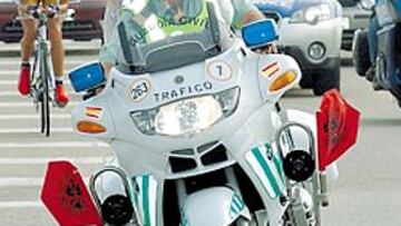 <b>CON COMPAÑÍA. </b>Un motorista de la Guardia Civil precede a Beltrán ayer.